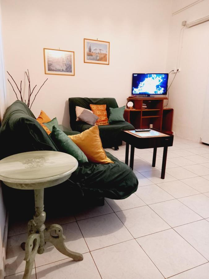 Στην Αυλή Της Ράχης Apartment Kalamata Bagian luar foto