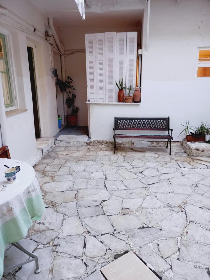 Στην Αυλή Της Ράχης Apartment Kalamata Bagian luar foto