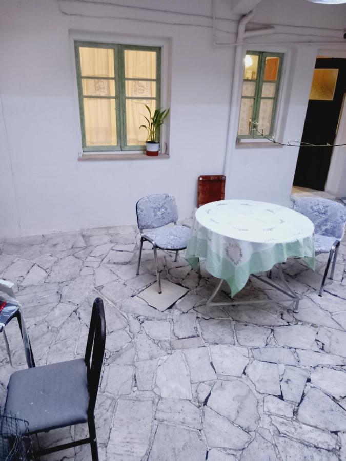Στην Αυλή Της Ράχης Apartment Kalamata Bagian luar foto