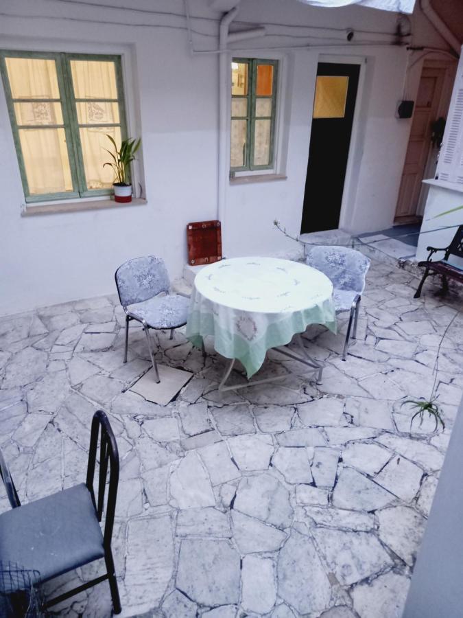 Στην Αυλή Της Ράχης Apartment Kalamata Bagian luar foto