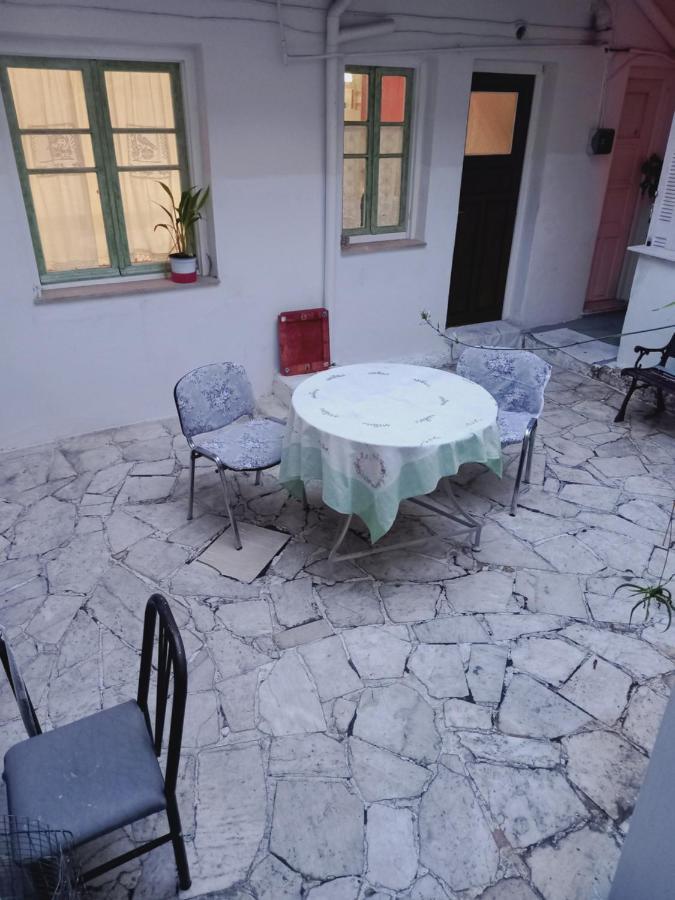 Στην Αυλή Της Ράχης Apartment Kalamata Bagian luar foto